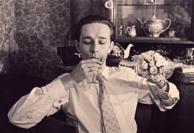 Onno kon multitasken. Terwijl hij een borrel dronk toverde hij een boeket tevoorschijn. Alleen met cognac, juist is juist.